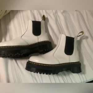 2976 Smooth Leather Platform Dr Martens